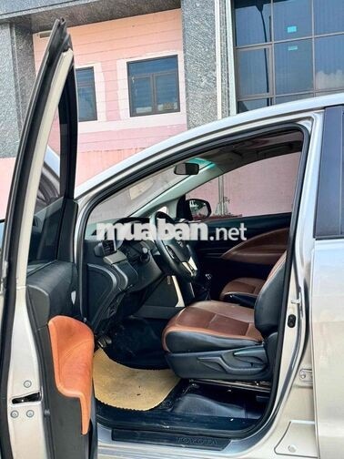 Toyota Innova 2.0E Số sàn 2019 Ghi bạc biển 30/F