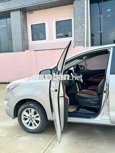 Toyota Innova 2.0E Số sàn 2019 Ghi bạc biển 30/F