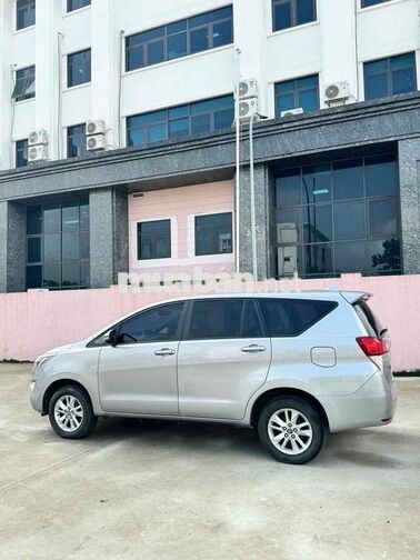 Toyota Innova 2.0E Số sàn 2019 Ghi bạc biển 30/F