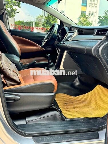 Toyota Innova 2.0E Số sàn 2019 Ghi bạc biển 30/F