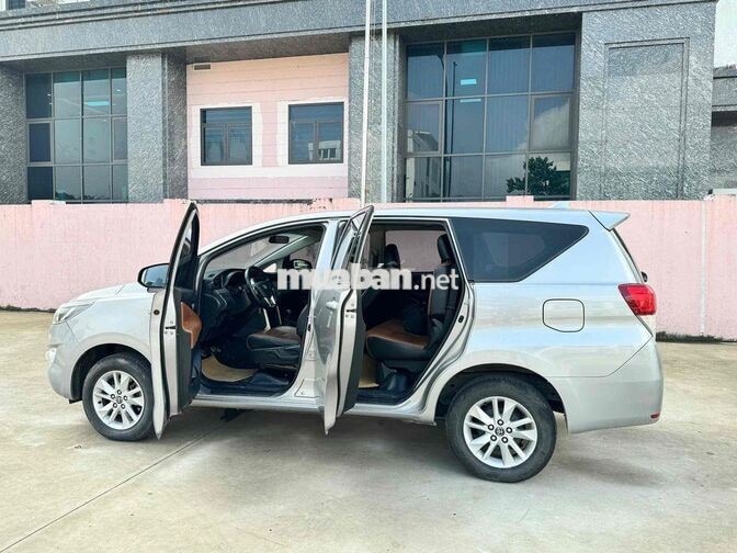 Toyota Innova 2.0E Số sàn 2019 Ghi bạc biển 30/F