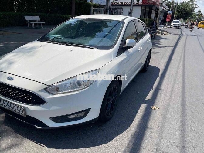 Ford Focus Trắng Xe gia đình