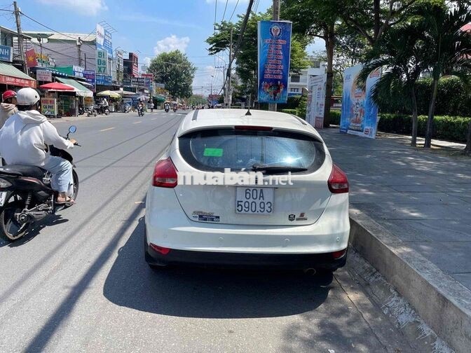 Ford Focus Trắng Xe gia đình