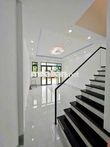 Ngộp nhà 1 lầu gần chợ đêm Tân Uyên giá 1ty830 thương lượng