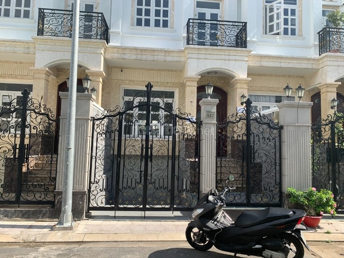 Nhà phố có hầm,1 trệt lửng 3 lầu. Ngay Gigamall khu Little Village