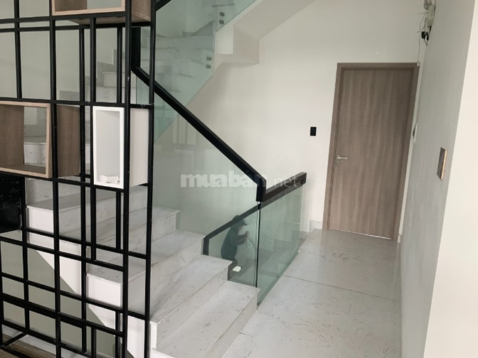 Nhà phố có hầm,1 trệt lửng 3 lầu. Ngay Gigamall khu Little Village