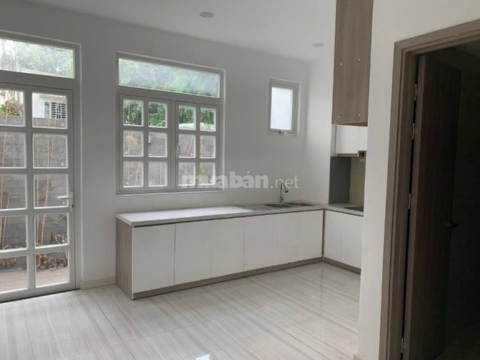Nhà phố có hầm,1 trệt lửng 3 lầu. Ngay Gigamall khu Little Village