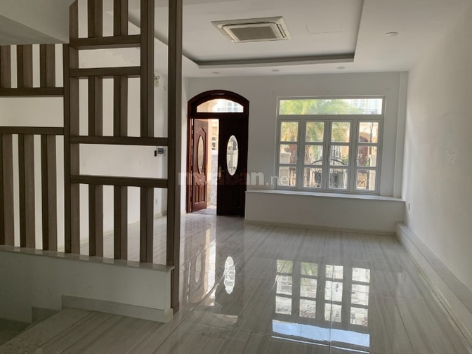Nhà phố có hầm,1 trệt lửng 3 lầu. Ngay Gigamall khu Little Village