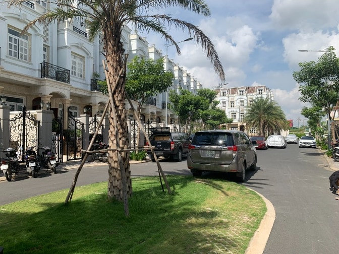Nhà phố có hầm,1 trệt lửng 3 lầu. Ngay Gigamall khu Little Village