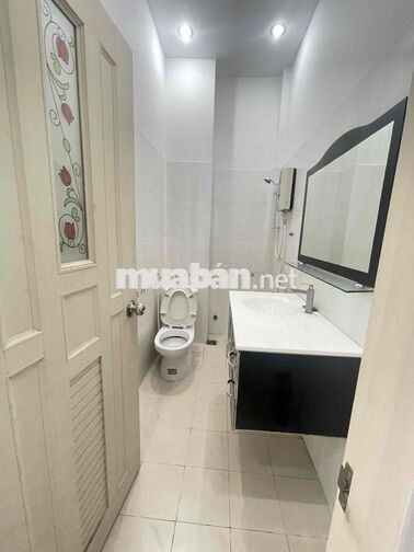 Nhà 2 lầu 5 phòng Mặt tiền Trần Hoàng Na