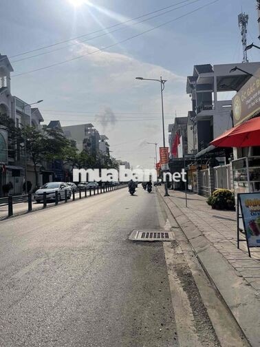 Nhà 2 lầu 5 phòng Mặt tiền Trần Hoàng Na