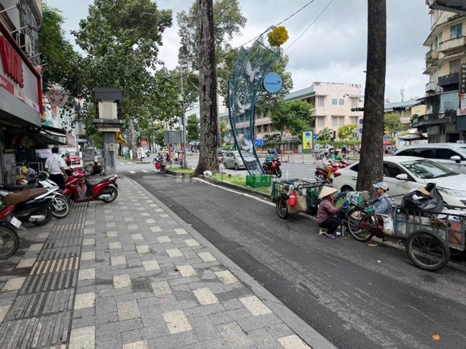 Sang nhượng quán ăn đang hoạt động 2 mô hình kem và Mỳ