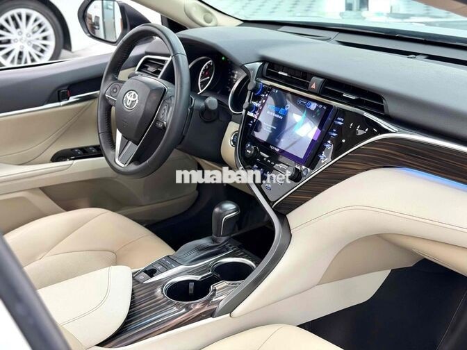 Toyota Camry 2.5Q 2021 Trắng Ngọc Trai 13.000km