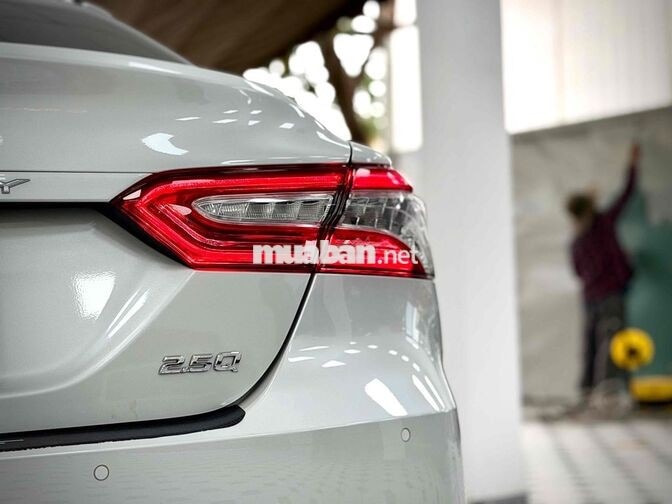 Toyota Camry 2.5Q 2021 Trắng Ngọc Trai 13.000km