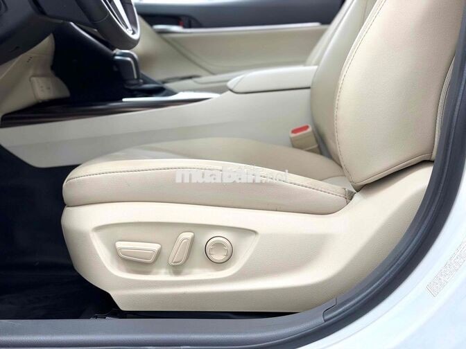Toyota Camry 2.5Q 2021 Trắng Ngọc Trai 13.000km