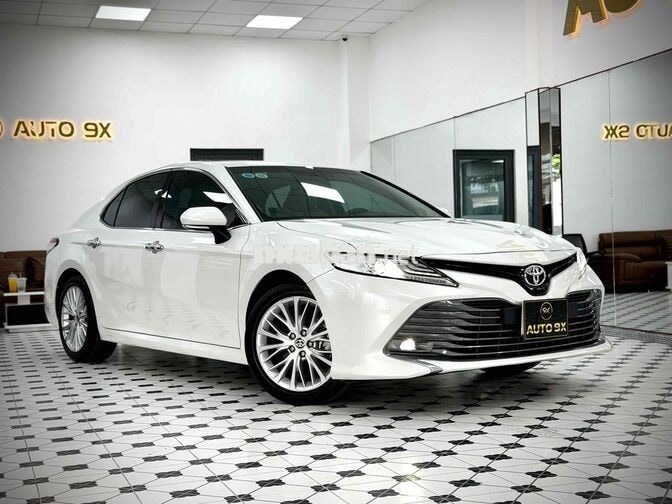 Toyota Camry 2.5Q 2021 Trắng Ngọc Trai 13.000km