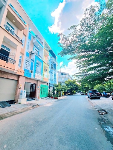 Đường Số  KDC Bông Sao, P5Q8.  Đối Diện CC Bông Sao