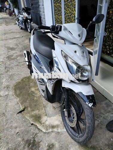 Xe tay ga Suzuki Trắng