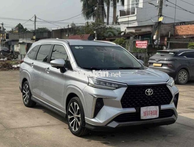 Toyota Veloz Top 2023 Bạc 7 chỗ