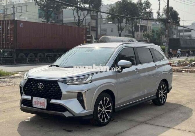 Toyota Veloz Top 2023 Bạc 7 chỗ