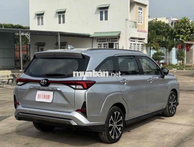 Toyota Veloz Top 2023 Bạc 7 chỗ