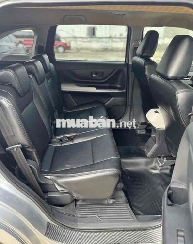 Toyota Veloz Top 2023 Bạc 7 chỗ