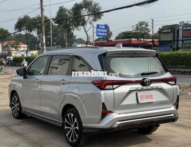Toyota Veloz Top 2023 Bạc 7 chỗ