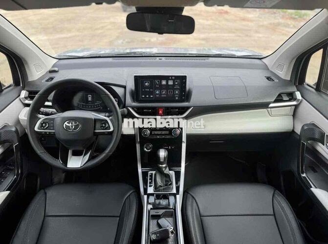 Toyota Veloz Top 2023 Bạc 7 chỗ