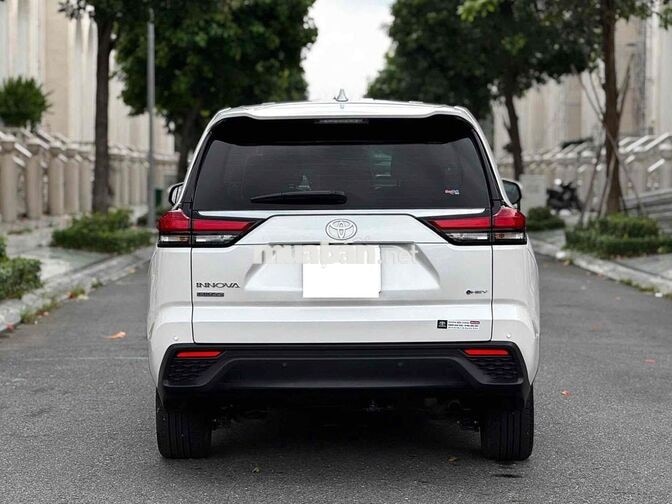Toyota Innova HEV 2026 Trắng Hybrid 7 chỗ