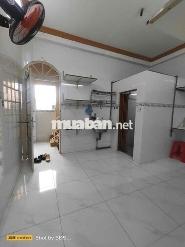 Phòng 50m2 ở Lầu 1 có máy lạnh, giường ngay CV Tầm Vu 6triệu