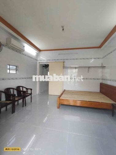 Phòng 50m2 ở Lầu 1 có máy lạnh, giường ngay CV Tầm Vu 6triệu