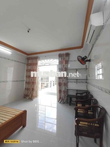Phòng 50m2 ở Lầu 1 có máy lạnh, giường ngay CV Tầm Vu 6triệu