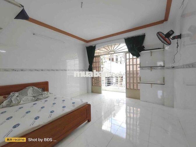 Phòng 50m2 ở Lầu 1 có máy lạnh, giường ngay CV Tầm Vu 6triệu