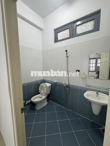 Phòng trọ 20m2 có ban công dùng riêng 25m2