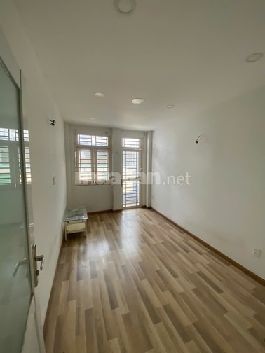 Cho thuê nhà 115 đường số 3 Cư xá Đô Thành, Quận 3, trệt, 3 lầu