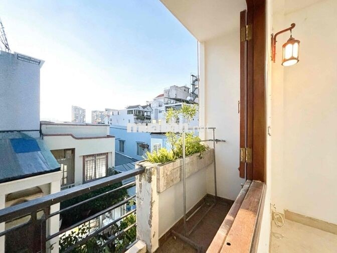 PHÒNG BAN CÔNG ĐANG SƠN SỬA MỚI LẠI GẦN LOTTE UFM TDT NTT RMIT