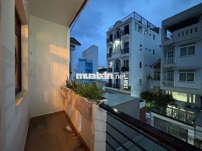 PHÒNG BAN CÔNG ĐANG SƠN SỬA MỚI LẠI GẦN LOTTE UFM TDT NTT RMIT