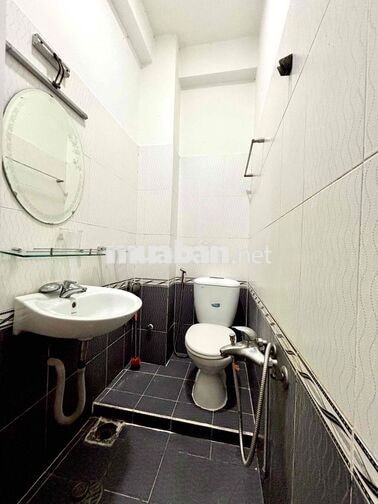 PHÒNG BAN CÔNG ĐANG SƠN SỬA MỚI LẠI GẦN LOTTE UFM TDT NTT RMIT