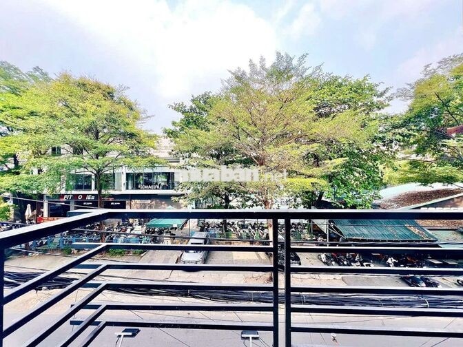 duplex Ngay Sư Vạn Hạnh Q10 sát Vạn Hạnh mall - ban công thoáng tầng 1