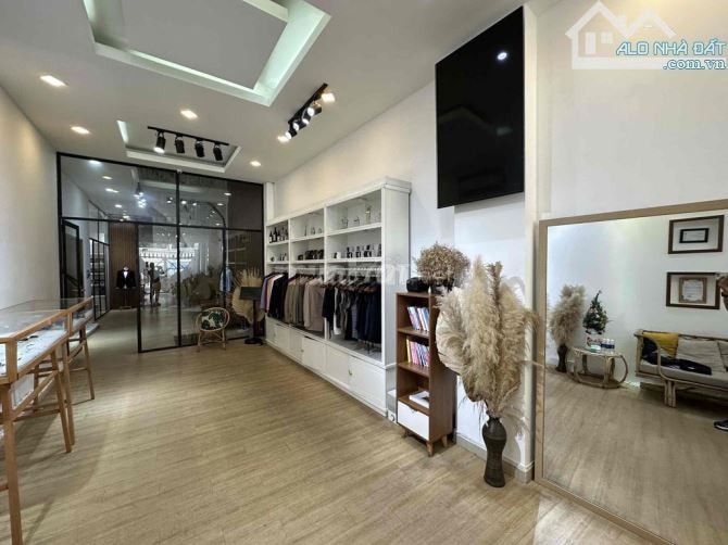 Biệt thự MT Nguyễn Thành Ý - DT: 7,2*16 - hầm, 4 tầng - 43 tỷ TL