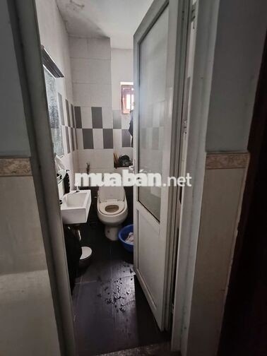 Phòng lầu 1 (trong nhà nguyên căn) hẻm to xe tải.