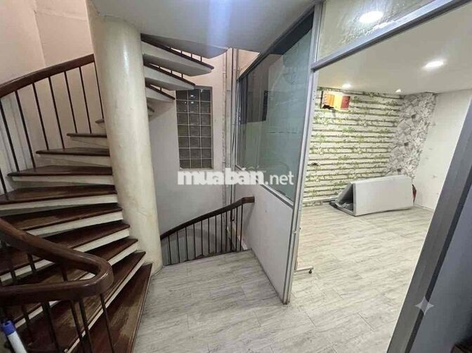 Phòng rẻ mặt tiền Trần Hưng Đạo