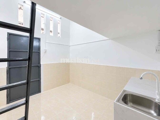 PHÒNG TRỆT MỚI XÂY GÁC CAO SẴN KỆ BẾP RA VÀO VÂN TAY GIỜ GIẤC TỰ DO