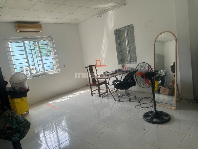 Cho thuê nhà 2 tầng 95m quận Ba Đình ngõ rộng 3m hướng đông nam