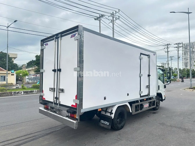 Xe Tải Isuzu QKR210 Thùng Kín Composite