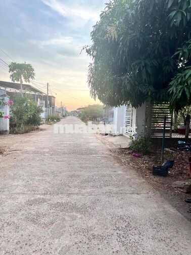 Cần bán đất đối diện chợ Đoàn Kết, xã Hoà Khánh cũ. cách trung tâm 9km