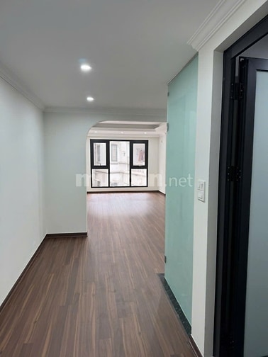 Nhà 6 tầng mới xây thang máy, ngõ oto tránh, ưu tiên thuê VP, spa, TT 