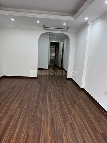 Nhà 6 tầng mới xây thang máy, ngõ oto tránh, ưu tiên thuê VP, spa, TT 