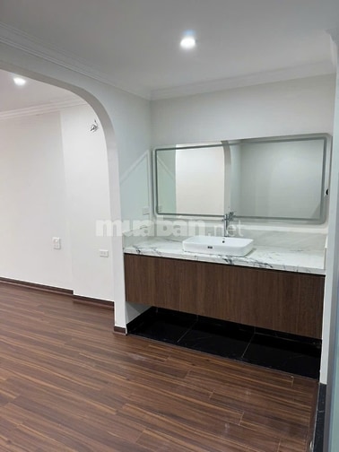Nhà 6 tầng mới xây thang máy, ngõ oto tránh, ưu tiên thuê VP, spa, TT 