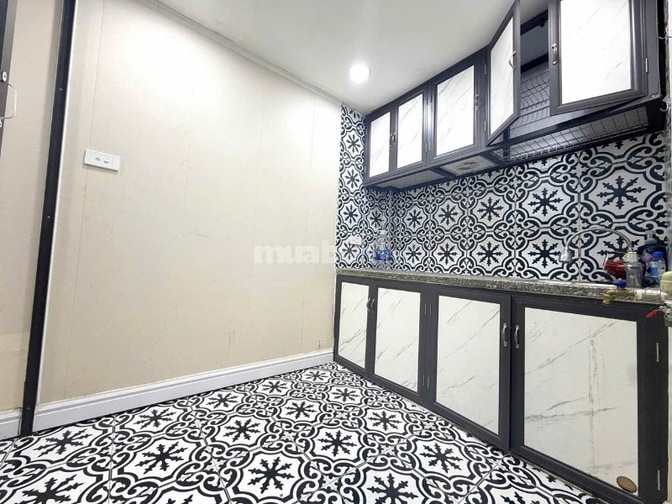 Bán căn hộ tập thể tầng 1 ở phố Thịnh Quang, Đống Đa